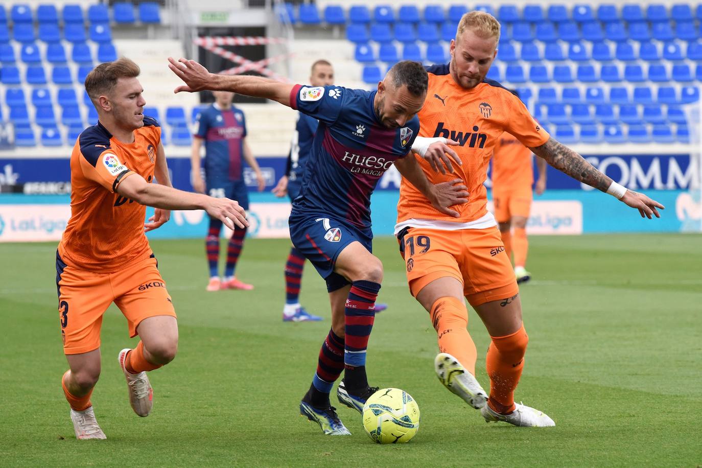 Vídeo: El Huesca empata con el Valencia y desciende a Segunda