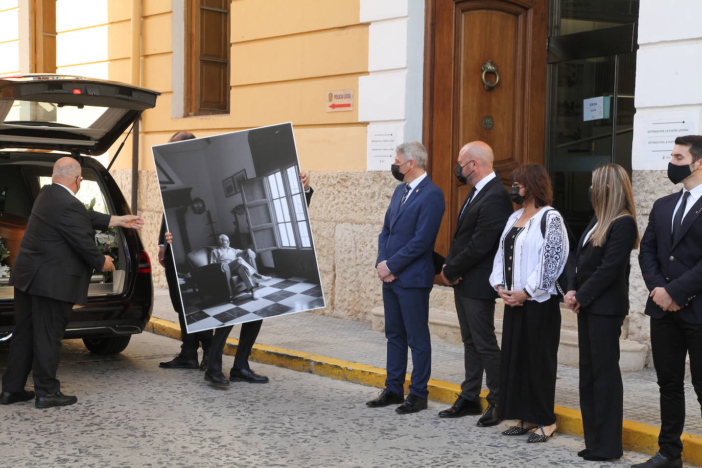 La capilla ardiente del poeta Francisco Brines, fallecido este jueves a los 89 años, se ha instalado en el Ayuntamiento de su localidad natal, Oliva. Las puertas del Salón de Plenos del Ayuntamiento se han abierto sobre las nueve de la mañana y se cerrarán poco antes de las seis, para que autoridades y vecinos puedan dar el último adiós al autor, recientemente galardonado con el Premio Cervantes. 