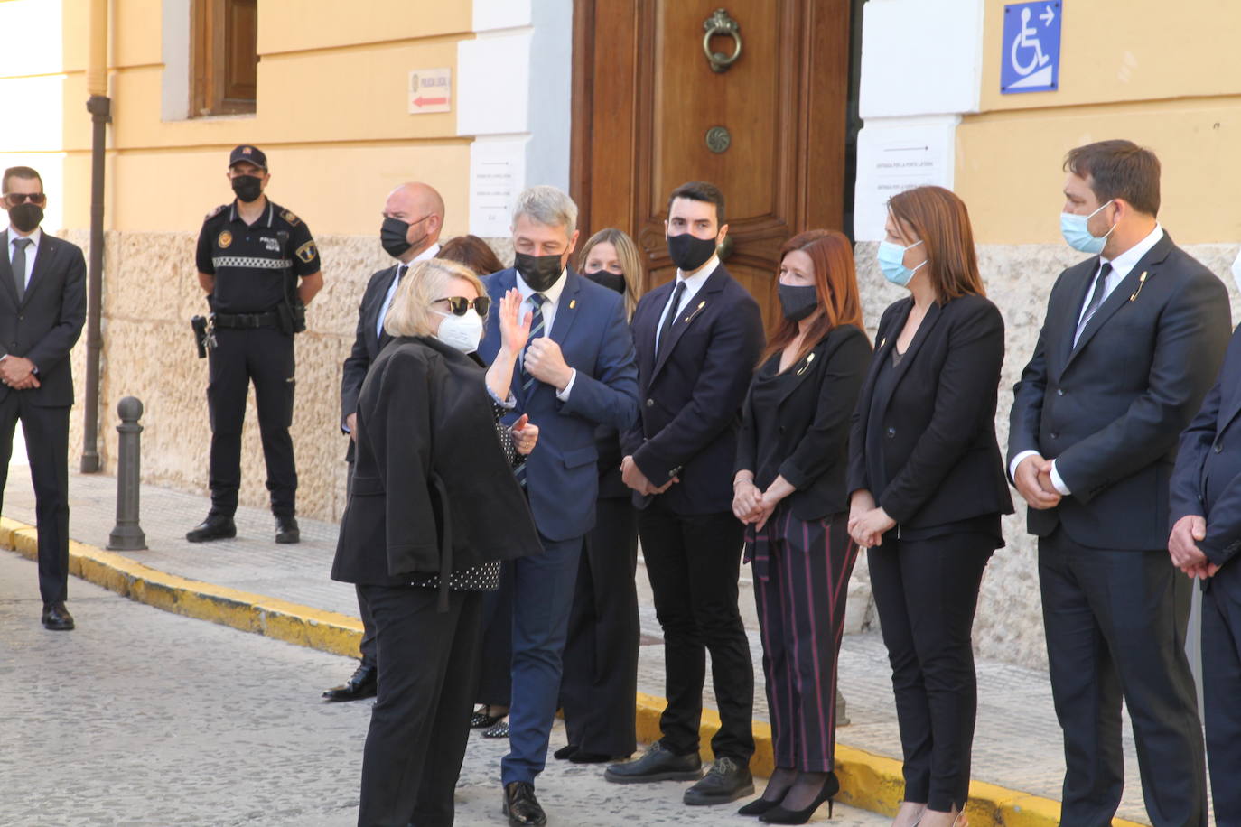 La capilla ardiente del poeta Francisco Brines, fallecido este jueves a los 89 años, se ha instalado en el Ayuntamiento de su localidad natal, Oliva. Las puertas del Salón de Plenos del Ayuntamiento se han abierto sobre las nueve de la mañana y se cerrarán poco antes de las seis, para que autoridades y vecinos puedan dar el último adiós al autor, recientemente galardonado con el Premio Cervantes. 