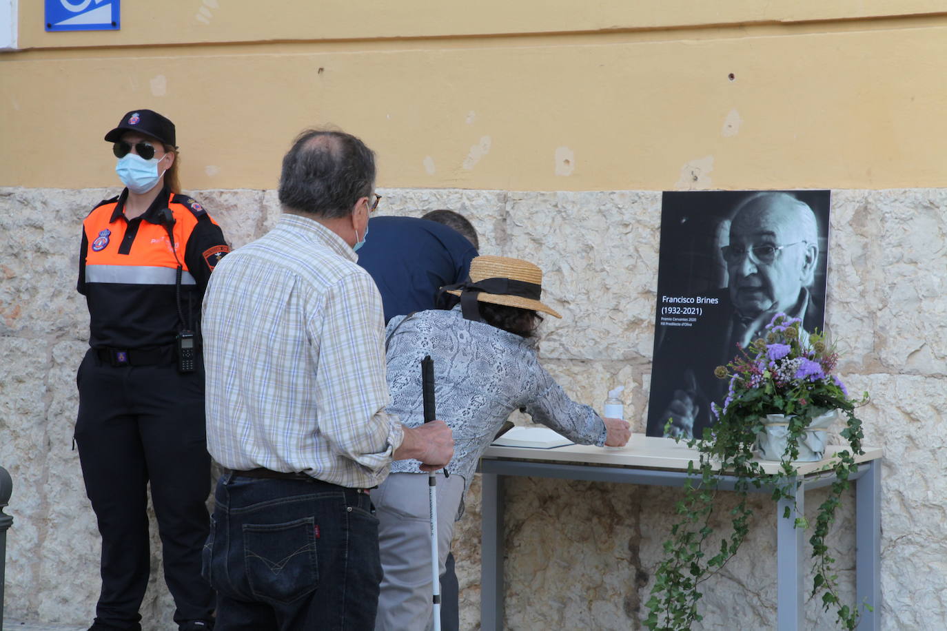 La capilla ardiente del poeta Francisco Brines, fallecido este jueves a los 89 años, se ha instalado en el Ayuntamiento de su localidad natal, Oliva. Las puertas del Salón de Plenos del Ayuntamiento se han abierto sobre las nueve de la mañana y se cerrarán poco antes de las seis, para que autoridades y vecinos puedan dar el último adiós al autor, recientemente galardonado con el Premio Cervantes. 