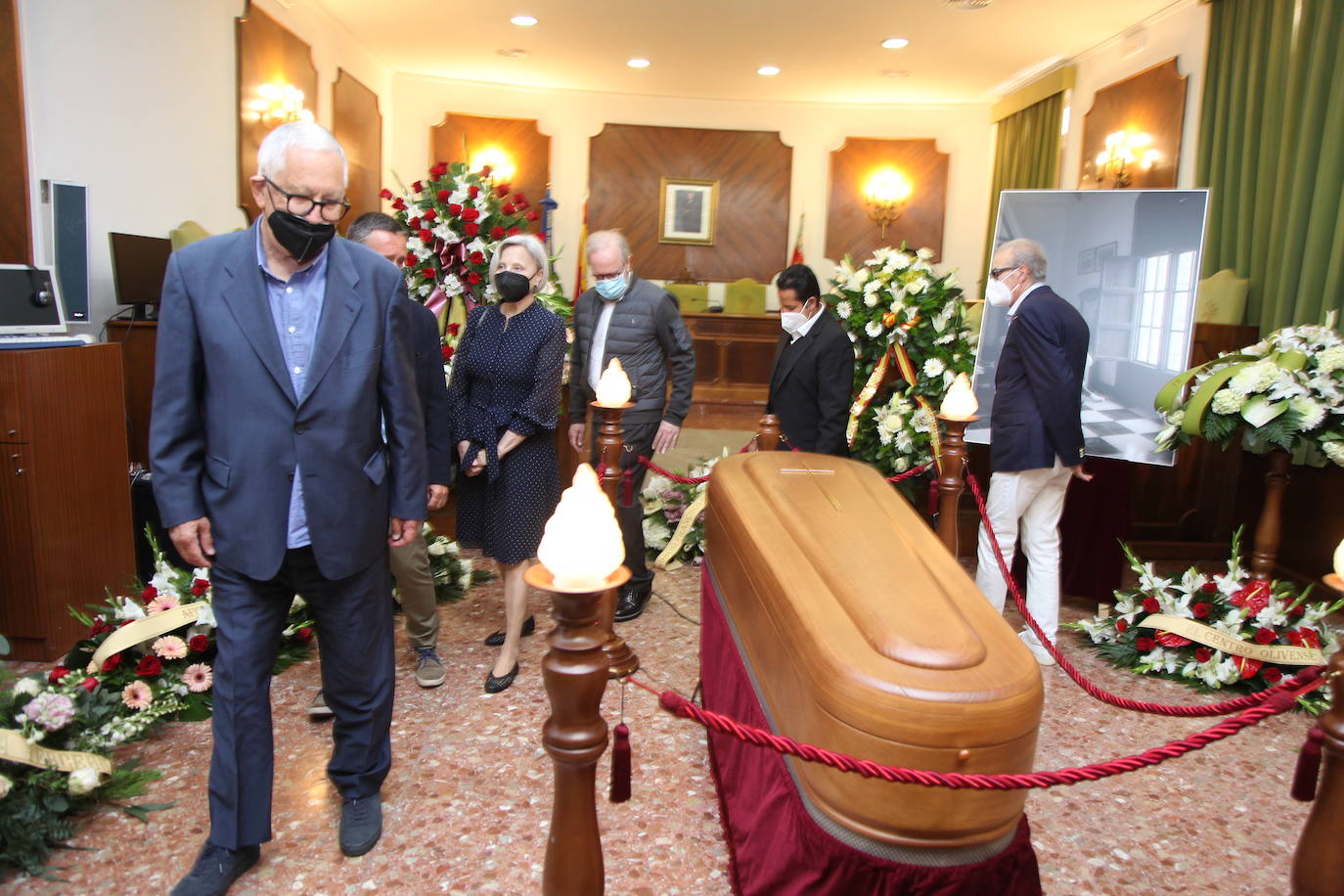 La capilla ardiente del poeta Francisco Brines, fallecido este jueves a los 89 años, se ha instalado en el Ayuntamiento de su localidad natal, Oliva. Las puertas del Salón de Plenos del Ayuntamiento se han abierto sobre las nueve de la mañana y se cerrarán poco antes de las seis, para que autoridades y vecinos puedan dar el último adiós al autor, recientemente galardonado con el Premio Cervantes. 