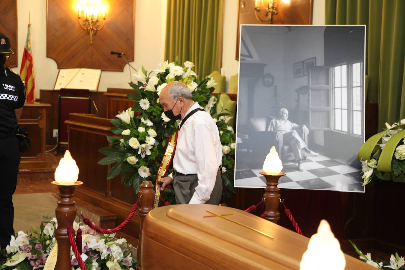 La capilla ardiente del poeta Francisco Brines, fallecido este jueves a los 89 años, se ha instalado en el Ayuntamiento de su localidad natal, Oliva. Las puertas del Salón de Plenos del Ayuntamiento se han abierto sobre las nueve de la mañana y se cerrarán poco antes de las seis, para que autoridades y vecinos puedan dar el último adiós al autor, recientemente galardonado con el Premio Cervantes. 