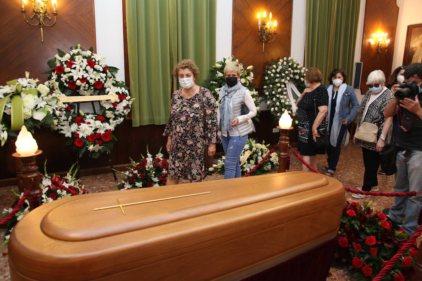 La capilla ardiente del poeta Francisco Brines, fallecido este jueves a los 89 años, se ha instalado en el Ayuntamiento de su localidad natal, Oliva. Las puertas del Salón de Plenos del Ayuntamiento se han abierto sobre las nueve de la mañana y se cerrarán poco antes de las seis, para que autoridades y vecinos puedan dar el último adiós al autor, recientemente galardonado con el Premio Cervantes. 