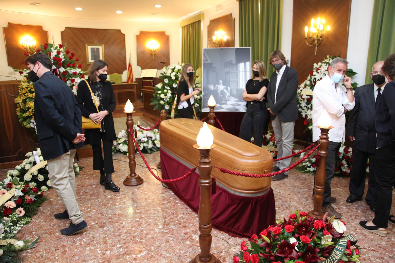 La capilla ardiente del poeta Francisco Brines, fallecido este jueves a los 89 años, se ha instalado en el Ayuntamiento de su localidad natal, Oliva. Las puertas del Salón de Plenos del Ayuntamiento se han abierto sobre las nueve de la mañana y se cerrarán poco antes de las seis, para que autoridades y vecinos puedan dar el último adiós al autor, recientemente galardonado con el Premio Cervantes. 