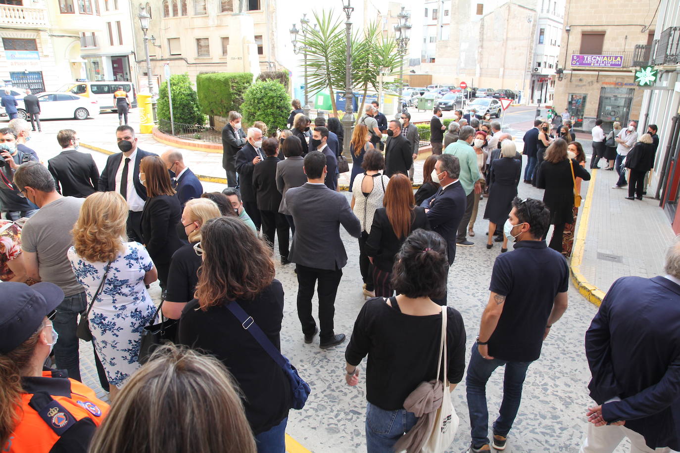La capilla ardiente del poeta Francisco Brines, fallecido este jueves a los 89 años, se ha instalado en el Ayuntamiento de su localidad natal, Oliva. Las puertas del Salón de Plenos del Ayuntamiento se han abierto sobre las nueve de la mañana y se cerrarán poco antes de las seis, para que autoridades y vecinos puedan dar el último adiós al autor, recientemente galardonado con el Premio Cervantes. 