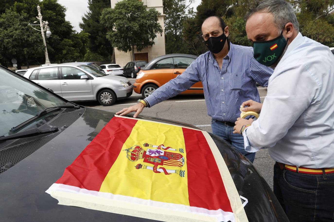 Hablamos Español ha convocado una caravana motorizado contra las políticas lingüísticas del Consell, que ha comenzado este sábado pasadas las 11 horas en el paseo de la Alameda de Valencia. La maniestación critica el avance del modelo plurilingüe de las escuelas y el requisito sobre conocimiento del valenciano que se exigirá para acceder a la Función Pública.