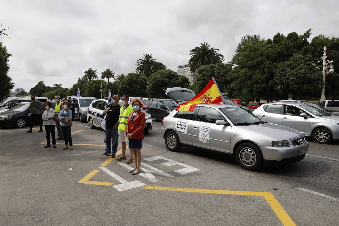 Hablamos Español ha convocado una caravana motorizado contra las políticas lingüísticas del Consell, que ha comenzado este sábado pasadas las 11 horas en el paseo de la Alameda de Valencia. La maniestación critica el avance del modelo plurilingüe de las escuelas y el requisito sobre conocimiento del valenciano que se exigirá para acceder a la Función Pública.