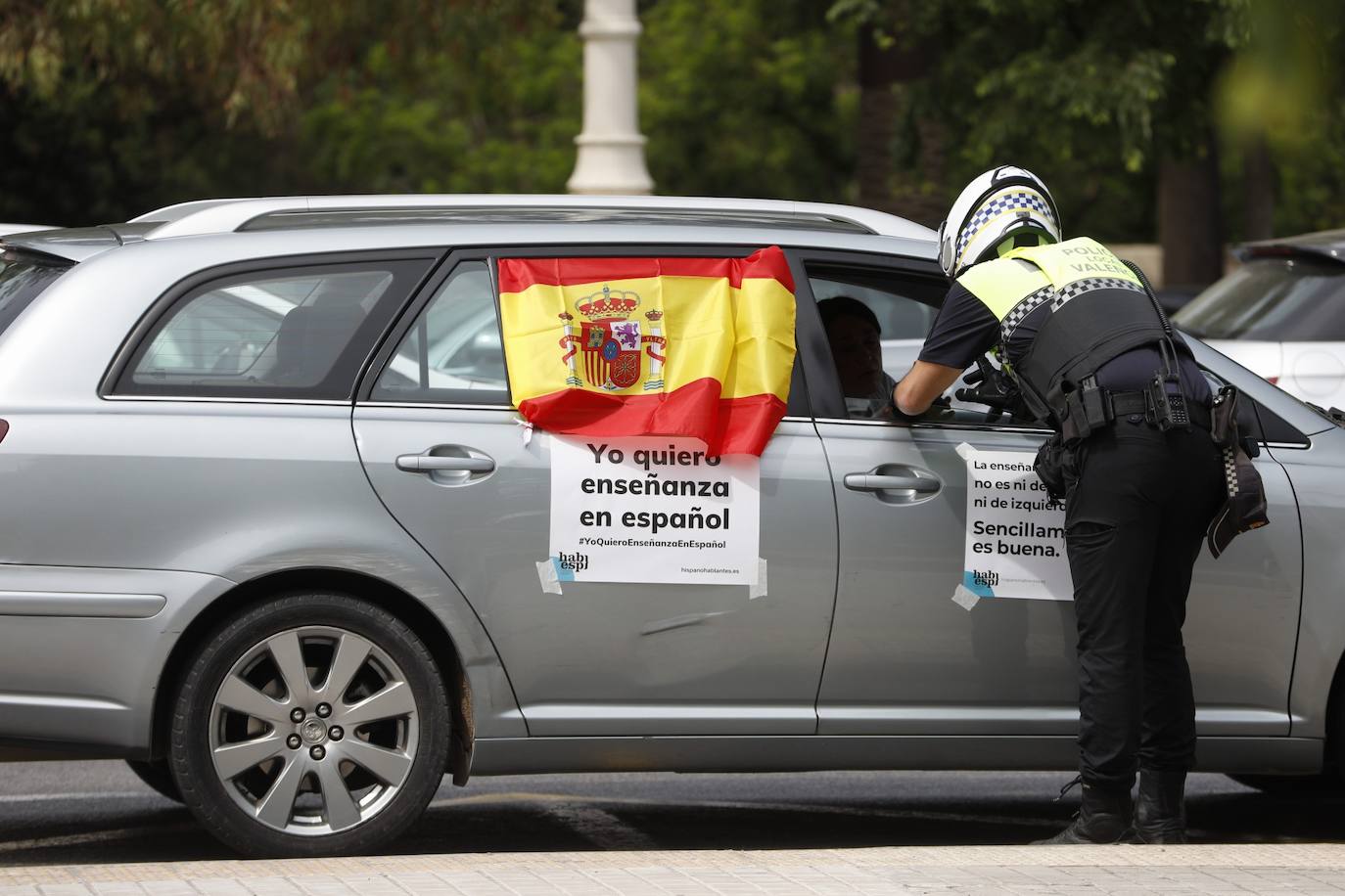 Hablamos Español ha convocado una caravana motorizado contra las políticas lingüísticas del Consell, que ha comenzado este sábado pasadas las 11 horas en el paseo de la Alameda de Valencia. La maniestación critica el avance del modelo plurilingüe de las escuelas y el requisito sobre conocimiento del valenciano que se exigirá para acceder a la Función Pública.