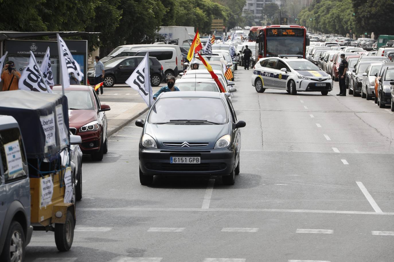 Hablamos Español ha convocado una caravana motorizado contra las políticas lingüísticas del Consell, que ha comenzado este sábado pasadas las 11 horas en el paseo de la Alameda de Valencia. La maniestación critica el avance del modelo plurilingüe de las escuelas y el requisito sobre conocimiento del valenciano que se exigirá para acceder a la Función Pública.