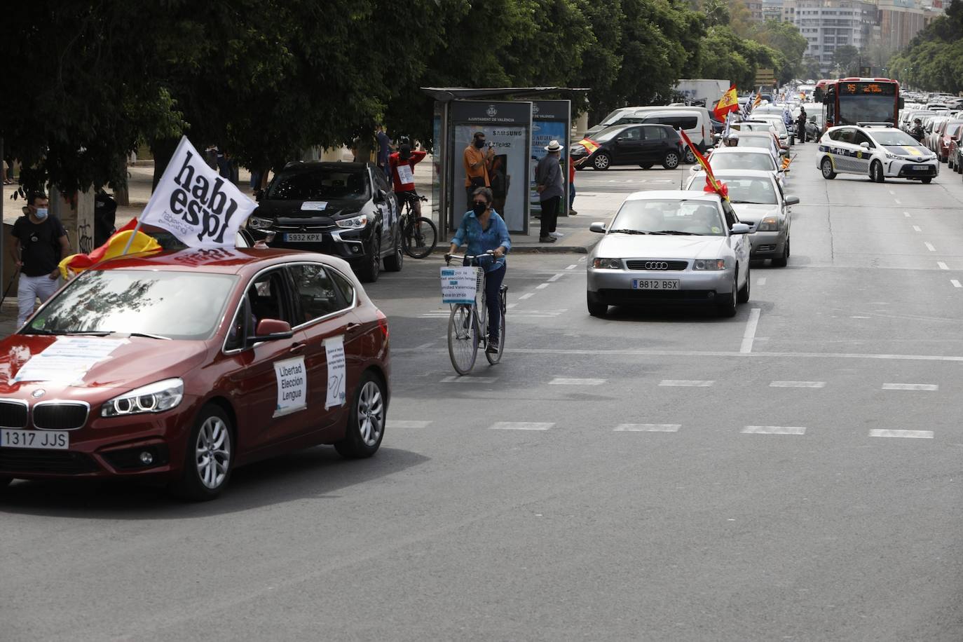 Hablamos Español ha convocado una caravana motorizado contra las políticas lingüísticas del Consell, que ha comenzado este sábado pasadas las 11 horas en el paseo de la Alameda de Valencia. La maniestación critica el avance del modelo plurilingüe de las escuelas y el requisito sobre conocimiento del valenciano que se exigirá para acceder a la Función Pública.