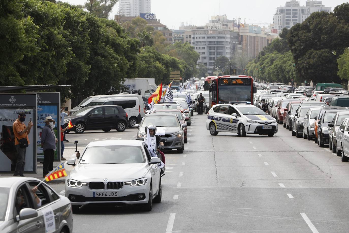 Hablamos Español ha convocado una caravana motorizado contra las políticas lingüísticas del Consell, que ha comenzado este sábado pasadas las 11 horas en el paseo de la Alameda de Valencia. La maniestación critica el avance del modelo plurilingüe de las escuelas y el requisito sobre conocimiento del valenciano que se exigirá para acceder a la Función Pública.