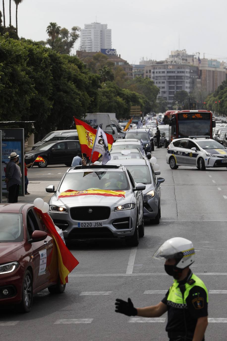 Hablamos Español ha convocado una caravana motorizado contra las políticas lingüísticas del Consell, que ha comenzado este sábado pasadas las 11 horas en el paseo de la Alameda de Valencia. La maniestación critica el avance del modelo plurilingüe de las escuelas y el requisito sobre conocimiento del valenciano que se exigirá para acceder a la Función Pública.