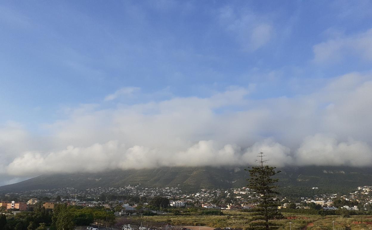 El Montgó coronado por las nubes que anuncian el cambio de tiempo. 