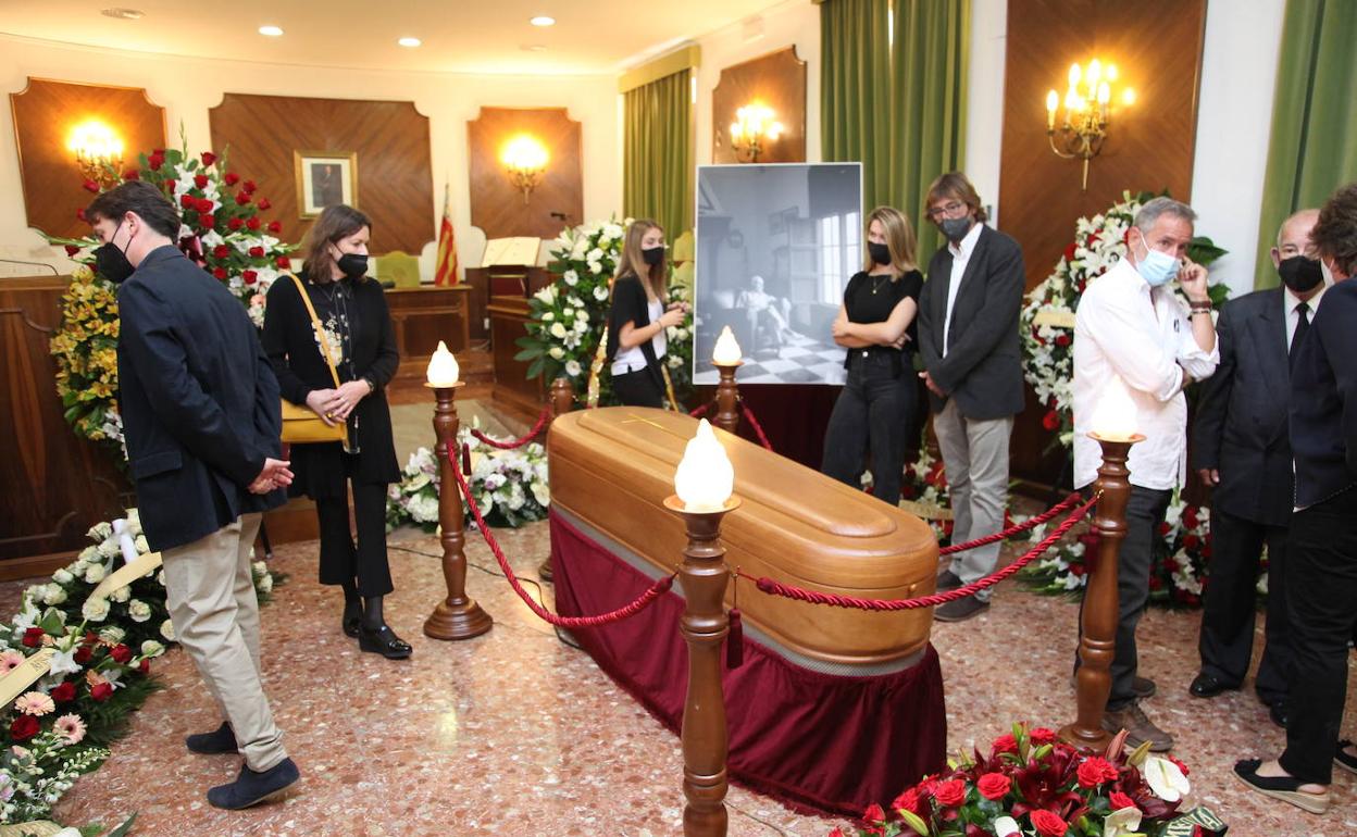 Capilla ardiente de Francisco Brines en el Ayuntamiento de Oliva. 