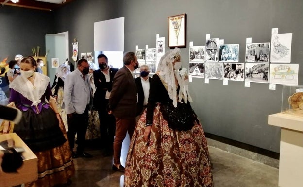 La bellea del foc, Isabel Bartual, durante la inauguración de la exposición. 