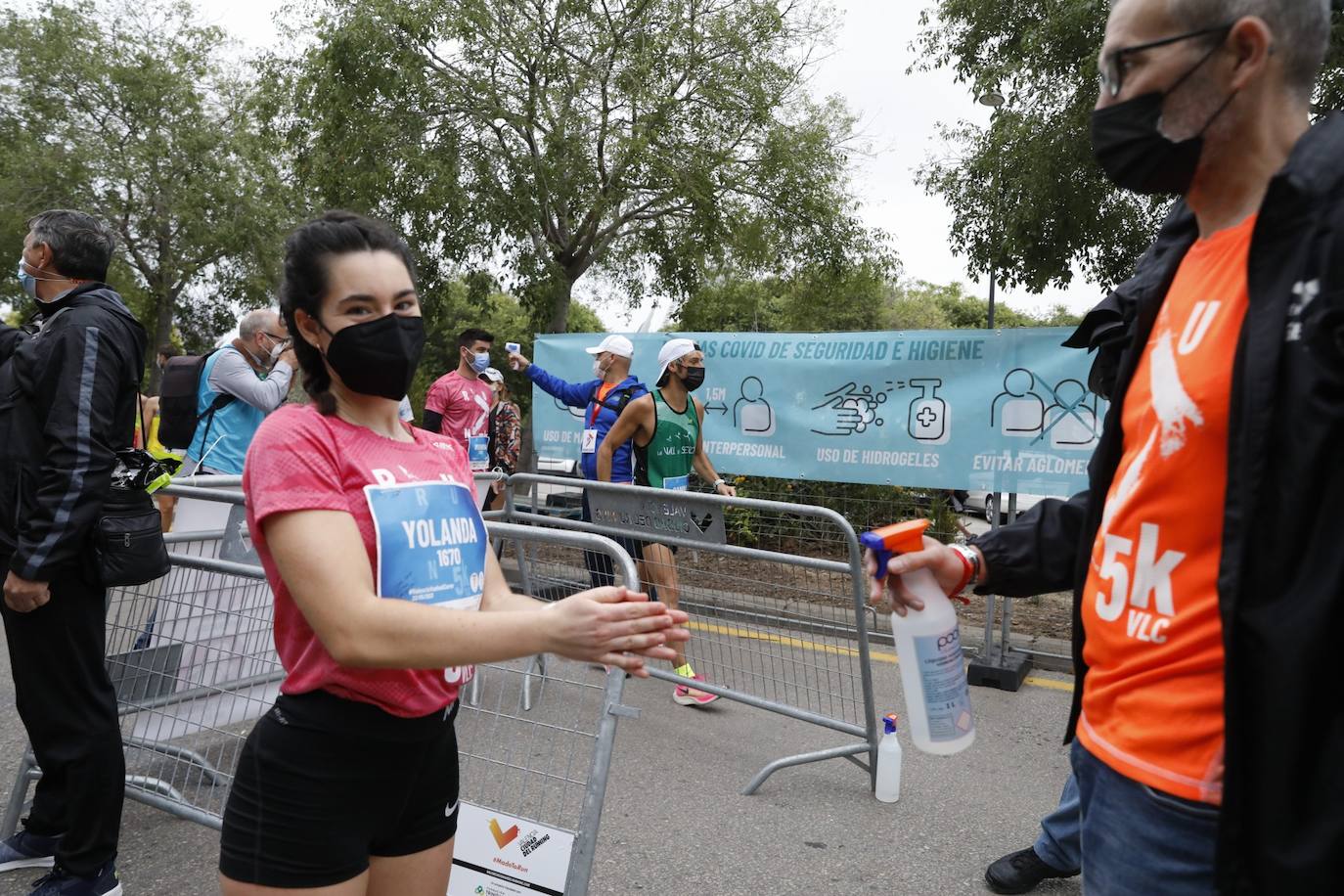 El atletismo popular retoma el pulso en Valencia con la segunda carrera celebrada en la ciudad. Los corredores se han lanzado a la calle con ganas e ilusión después de más de un año sin poder participar en este tipo de competiciones. 