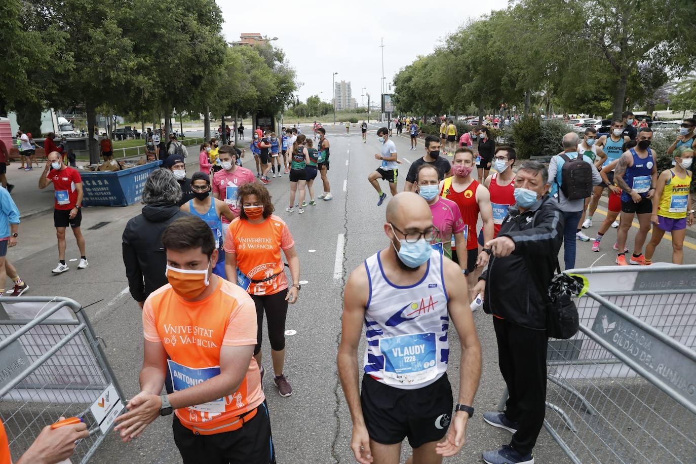 El atletismo popular retoma el pulso en Valencia con la segunda carrera celebrada en la ciudad. Los corredores se han lanzado a la calle con ganas e ilusión después de más de un año sin poder participar en este tipo de competiciones. 