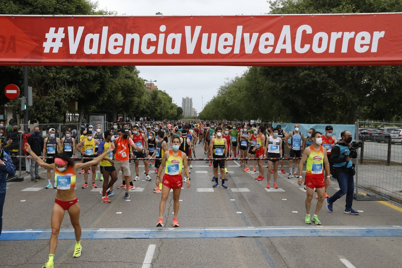 El atletismo popular retoma el pulso en Valencia con la segunda carrera celebrada en la ciudad. Los corredores se han lanzado a la calle con ganas e ilusión después de más de un año sin poder participar en este tipo de competiciones. 