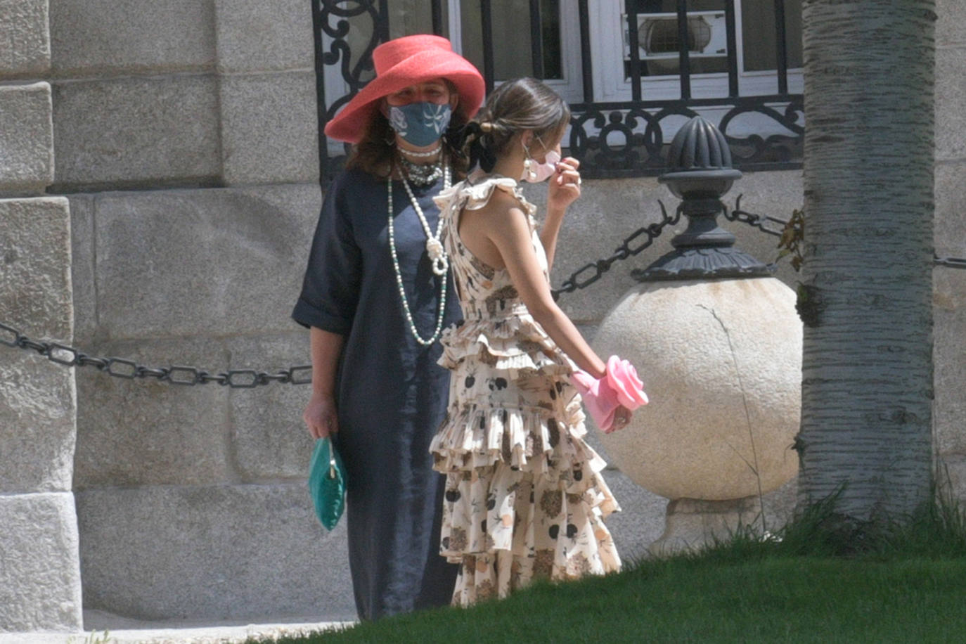 Por fin llegó el día. Carlos Fitz-James Stuart, conde de Osorno e hijo de del actual duque de Alba y de Matilde Solís, y Belén Corsini contraían matrimonio este sábado en el Palacio de Liria de Madrid. Lo hacían en una ceremonia al aire libre, en los jardines del recinto con sus familiares y amigos más allegados, sin superar los dos centenares de invitados. No faltaron familiares y amigos como Jacobo Fitz-James, primo del novio, y su mujer, Asela Pérez Becerril, con sus hijos que también se casaron en el mismo escenario hace diez años, Enrique Solís, hijo de Carmen Tello, Brianda Fitz-James, prima del novio con el que guarda una excelente relación, siempre fiel a su estilo, Jacobo Siruela y su mujer, Inka Martí, Luis Martínez de Irujo y Adrina Marín, un suma y sigue de glamour al que no faltó Barbara Mirjan, la joven novia del Cayetano Martínez de Irujo que no pudo acudir a la boda de su sobrino por problemas de salud. 