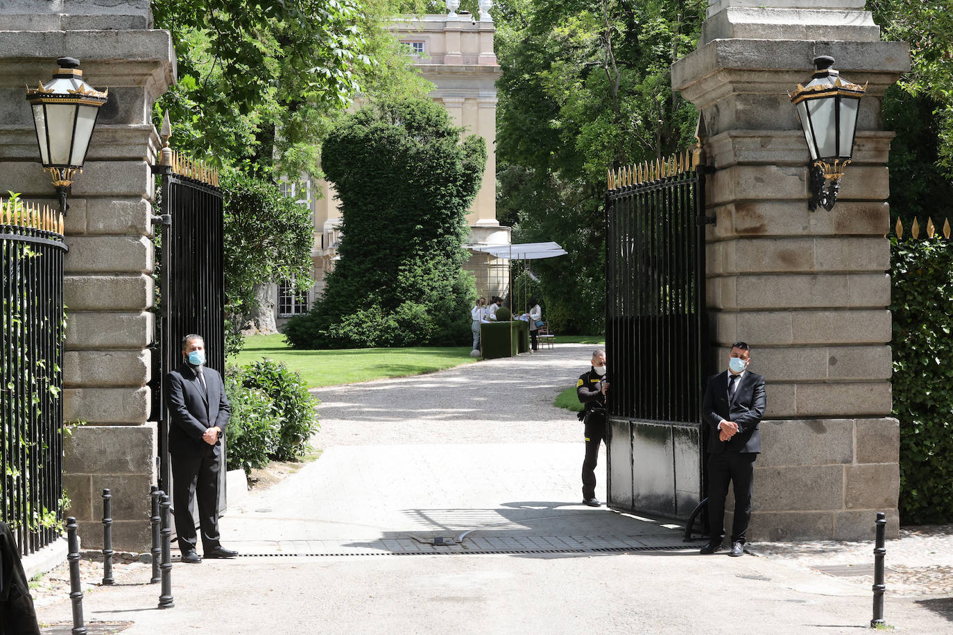 Por fin llegó el día. Carlos Fitz-James Stuart, conde de Osorno e hijo de del actual duque de Alba y de Matilde Solís, y Belén Corsini contraían matrimonio este sábado en el Palacio de Liria de Madrid. Lo hacían en una ceremonia al aire libre, en los jardines del recinto con sus familiares y amigos más allegados, sin superar los dos centenares de invitados. No faltaron familiares y amigos como Jacobo Fitz-James, primo del novio, y su mujer, Asela Pérez Becerril, con sus hijos que también se casaron en el mismo escenario hace diez años, Enrique Solís, hijo de Carmen Tello, Brianda Fitz-James, prima del novio con el que guarda una excelente relación, siempre fiel a su estilo, Jacobo Siruela y su mujer, Inka Martí, Luis Martínez de Irujo y Adrina Marín, un suma y sigue de glamour al que no faltó Barbara Mirjan, la joven novia del Cayetano Martínez de Irujo que no pudo acudir a la boda de su sobrino por problemas de salud. 