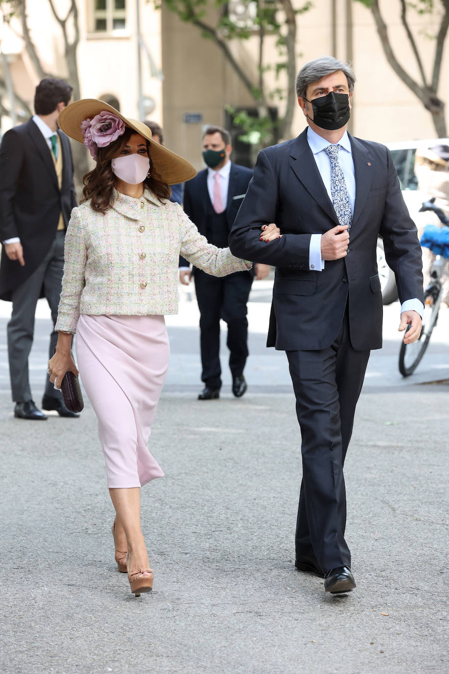 Por fin llegó el día. Carlos Fitz-James Stuart, conde de Osorno e hijo de del actual duque de Alba y de Matilde Solís, y Belén Corsini contraían matrimonio este sábado en el Palacio de Liria de Madrid. Lo hacían en una ceremonia al aire libre, en los jardines del recinto con sus familiares y amigos más allegados, sin superar los dos centenares de invitados. No faltaron familiares y amigos como Jacobo Fitz-James, primo del novio, y su mujer, Asela Pérez Becerril, con sus hijos que también se casaron en el mismo escenario hace diez años, Enrique Solís, hijo de Carmen Tello, Brianda Fitz-James, prima del novio con el que guarda una excelente relación, siempre fiel a su estilo, Jacobo Siruela y su mujer, Inka Martí, Luis Martínez de Irujo y Adrina Marín, un suma y sigue de glamour al que no faltó Barbara Mirjan, la joven novia del Cayetano Martínez de Irujo que no pudo acudir a la boda de su sobrino por problemas de salud. 