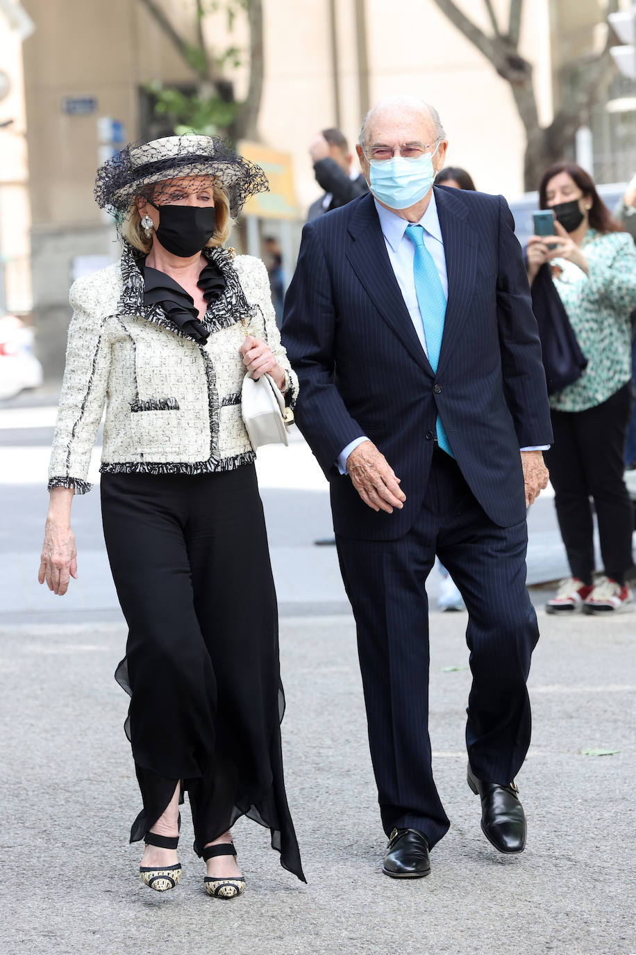 Por fin llegó el día. Carlos Fitz-James Stuart, conde de Osorno e hijo de del actual duque de Alba y de Matilde Solís, y Belén Corsini contraían matrimonio este sábado en el Palacio de Liria de Madrid. Lo hacían en una ceremonia al aire libre, en los jardines del recinto con sus familiares y amigos más allegados, sin superar los dos centenares de invitados. No faltaron familiares y amigos como Jacobo Fitz-James, primo del novio, y su mujer, Asela Pérez Becerril, con sus hijos que también se casaron en el mismo escenario hace diez años, Enrique Solís, hijo de Carmen Tello, Brianda Fitz-James, prima del novio con el que guarda una excelente relación, siempre fiel a su estilo, Jacobo Siruela y su mujer, Inka Martí, Luis Martínez de Irujo y Adrina Marín, un suma y sigue de glamour al que no faltó Barbara Mirjan, la joven novia del Cayetano Martínez de Irujo que no pudo acudir a la boda de su sobrino por problemas de salud. 