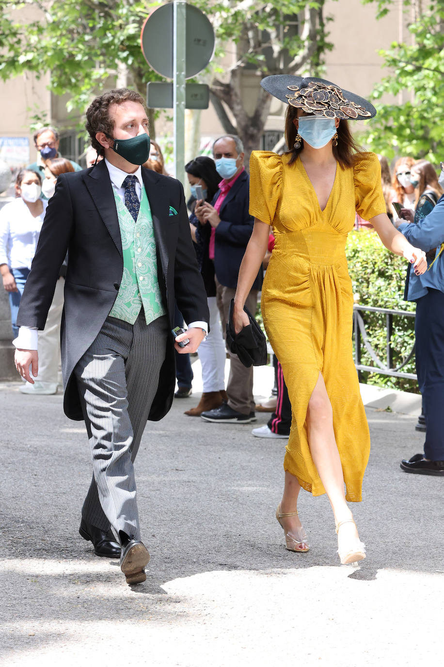 Por fin llegó el día. Carlos Fitz-James Stuart, conde de Osorno e hijo de del actual duque de Alba y de Matilde Solís, y Belén Corsini contraían matrimonio este sábado en el Palacio de Liria de Madrid. Lo hacían en una ceremonia al aire libre, en los jardines del recinto con sus familiares y amigos más allegados, sin superar los dos centenares de invitados. No faltaron familiares y amigos como Jacobo Fitz-James, primo del novio, y su mujer, Asela Pérez Becerril, con sus hijos que también se casaron en el mismo escenario hace diez años, Enrique Solís, hijo de Carmen Tello, Brianda Fitz-James, prima del novio con el que guarda una excelente relación, siempre fiel a su estilo, Jacobo Siruela y su mujer, Inka Martí, Luis Martínez de Irujo y Adrina Marín, un suma y sigue de glamour al que no faltó Barbara Mirjan, la joven novia del Cayetano Martínez de Irujo que no pudo acudir a la boda de su sobrino por problemas de salud. 