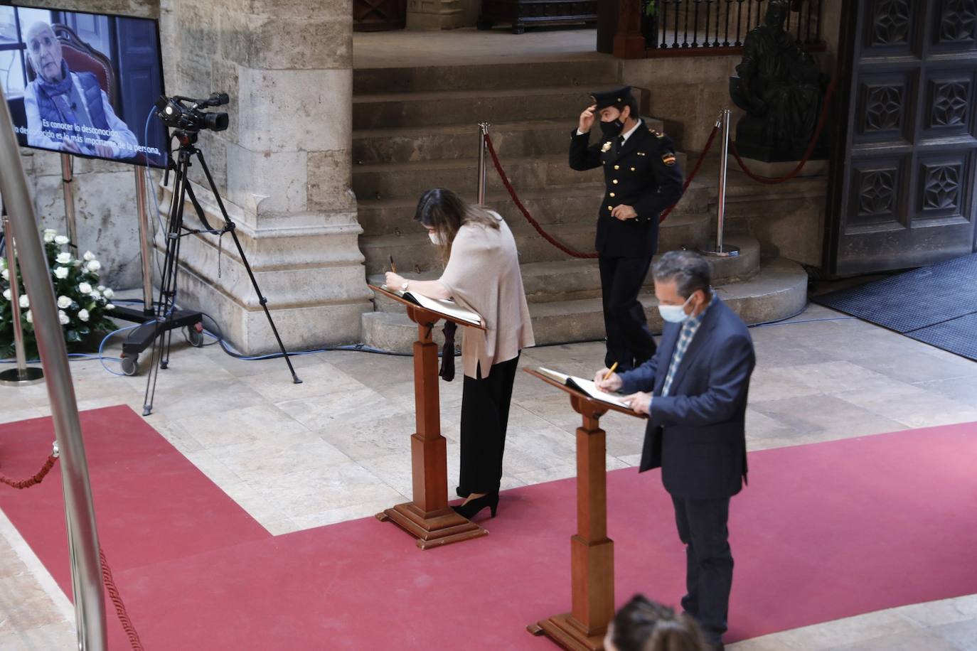 Los restos mortales del premio Cervantes han llegado este domingo al Palau de la Generalitat, donde ha recibido un tributo y se ha instala la capilla ardiente. 