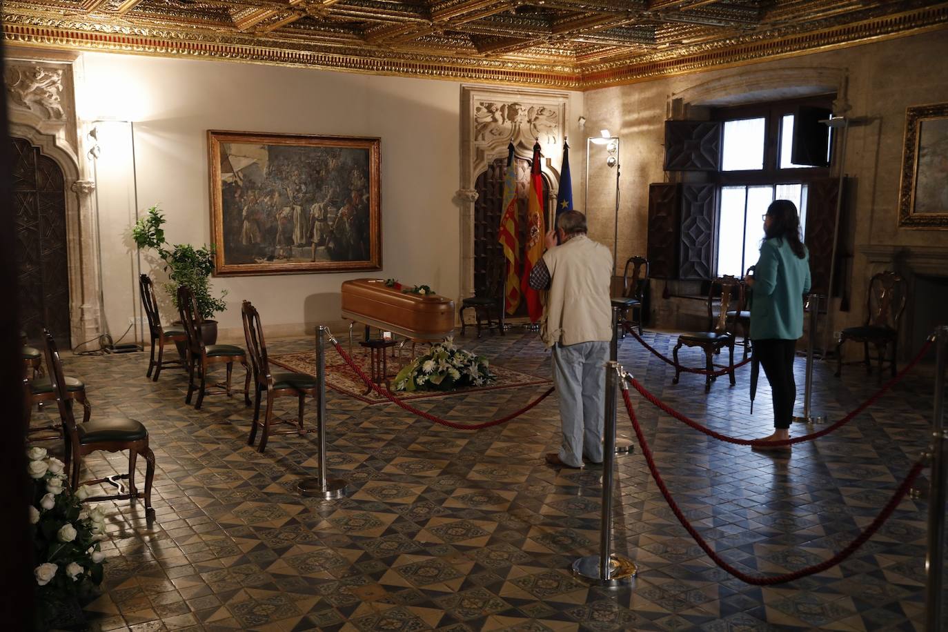 Los restos mortales del premio Cervantes han llegado este domingo al Palau de la Generalitat, donde ha recibido un tributo y se ha instala la capilla ardiente. 