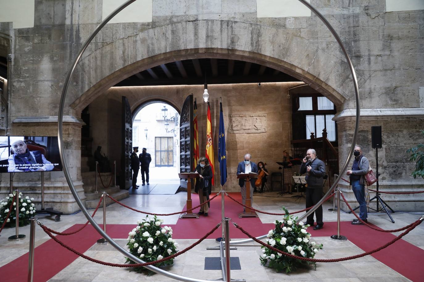 Los restos mortales del premio Cervantes han llegado este domingo al Palau de la Generalitat, donde ha recibido un tributo y se ha instala la capilla ardiente. 