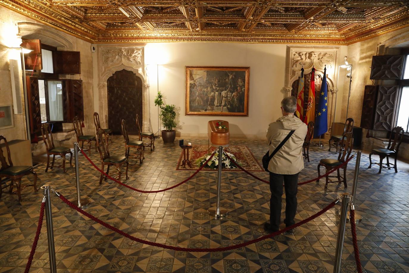 Los restos mortales del premio Cervantes han llegado este domingo al Palau de la Generalitat, donde ha recibido un tributo y se ha instala la capilla ardiente. 