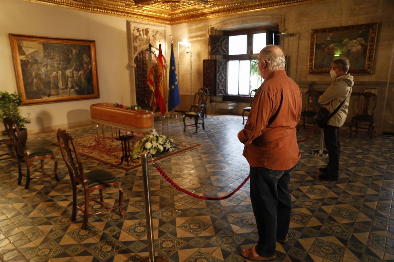 Los restos mortales del premio Cervantes han llegado este domingo al Palau de la Generalitat, donde ha recibido un tributo y se ha instala la capilla ardiente. 