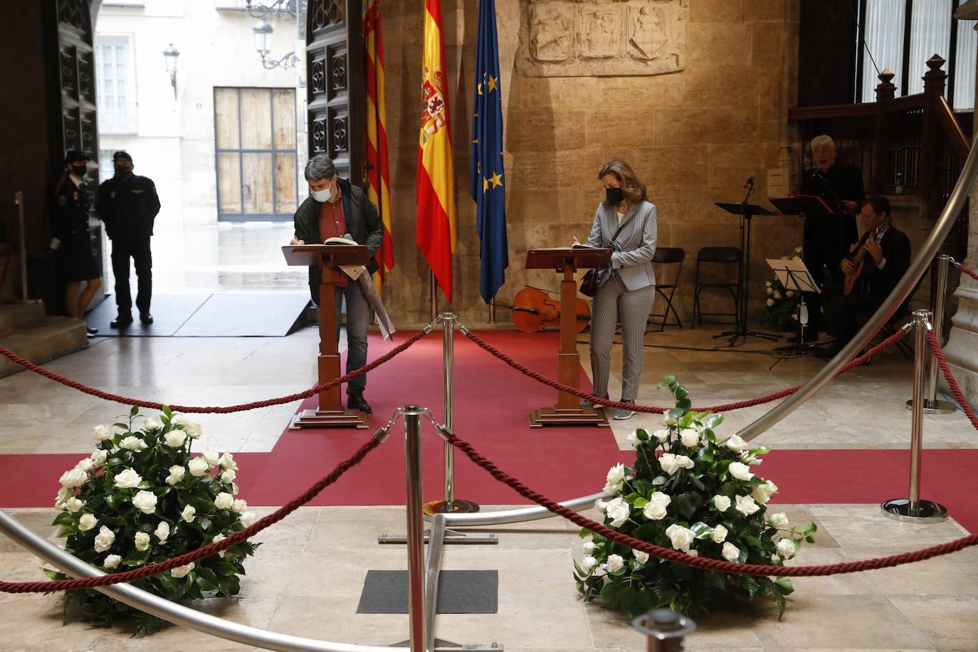 Los restos mortales del premio Cervantes han llegado este domingo al Palau de la Generalitat, donde ha recibido un tributo y se ha instala la capilla ardiente. 