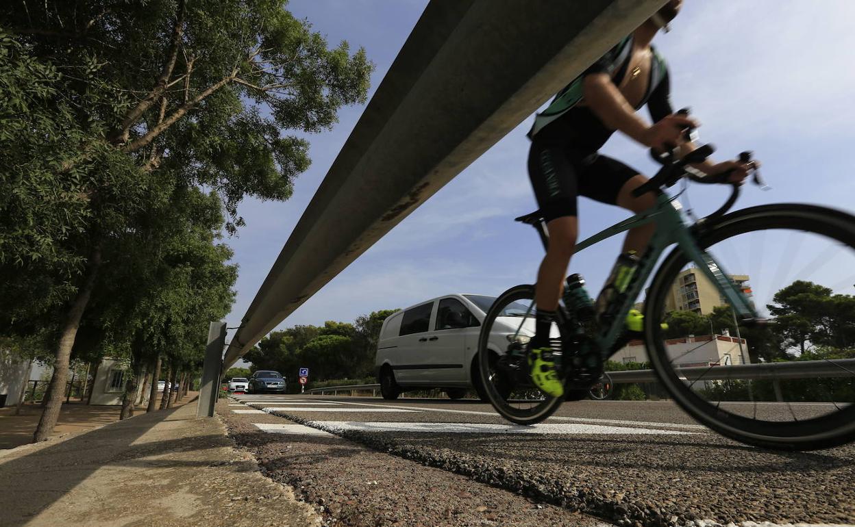 Un ciclista circulando por la CV-500. 