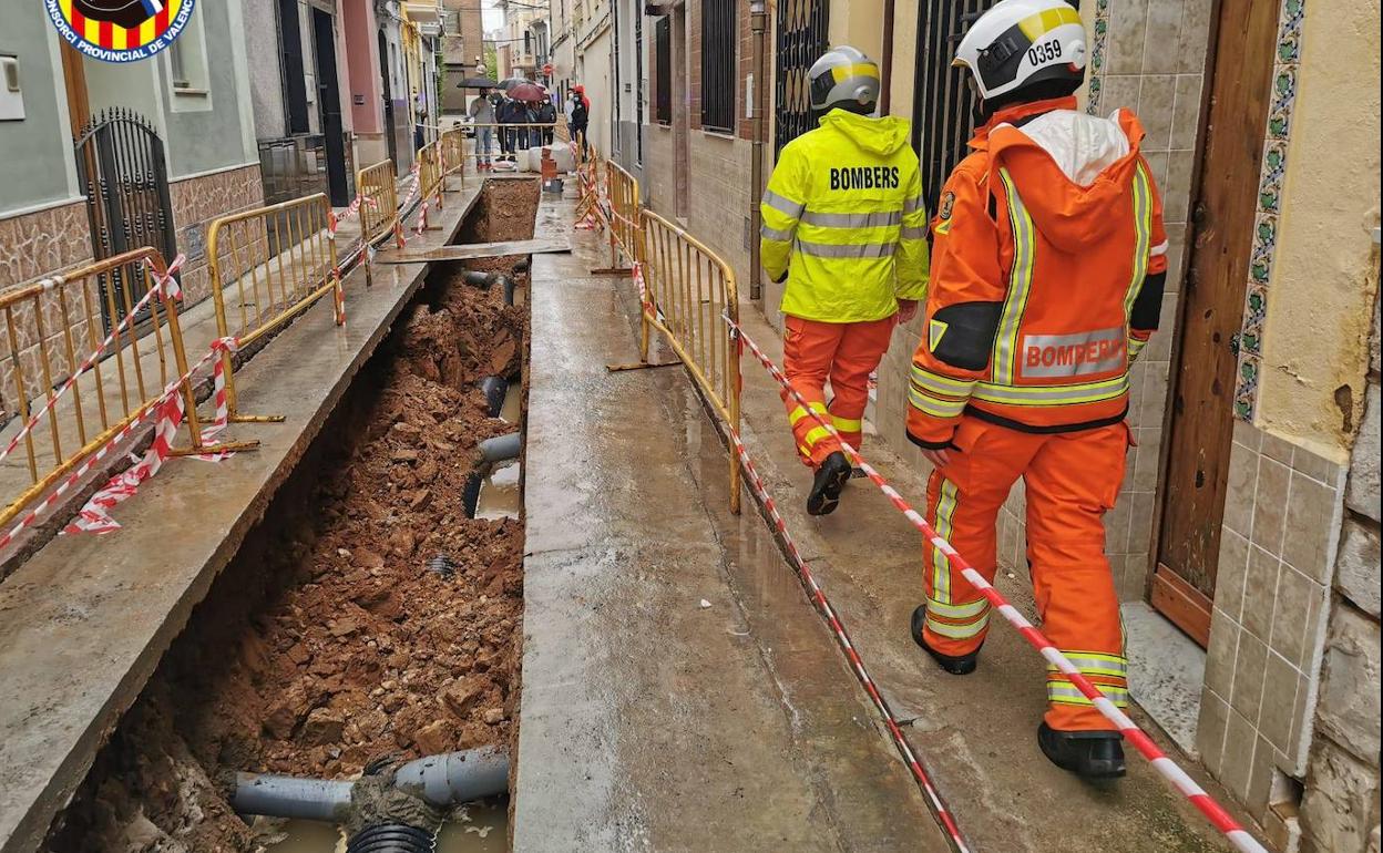 Massanassa | El hundimiento de una zanja en Massanassa obliga a desalojar a los vecinos de una calle