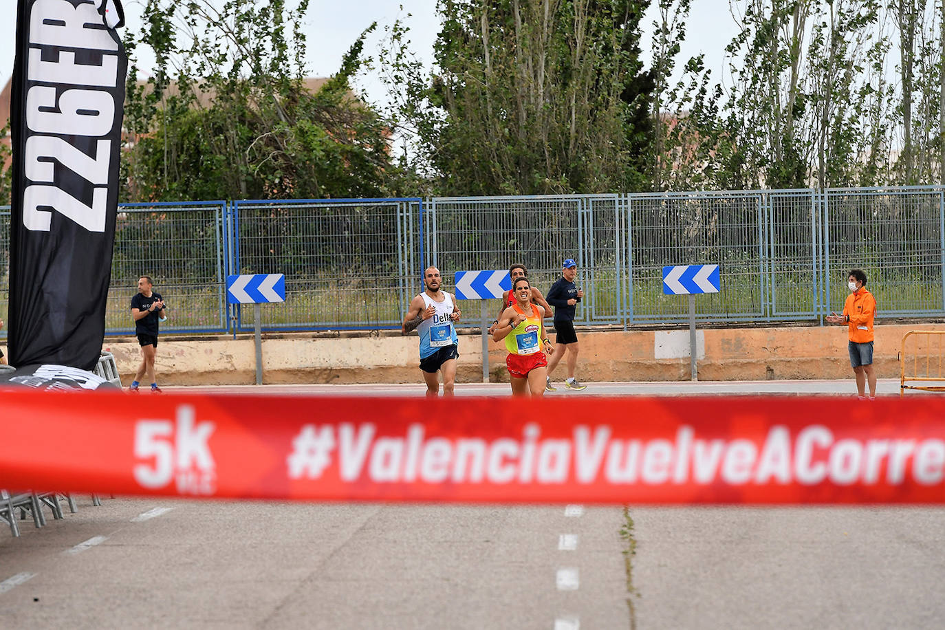 Bajo el lema 'Valencia vuelve a correr', los participantes de la 5K han salido a recorrer la ciudad de Valencia al ritmo de sus zancadas. La ciudad ha acogido la segunda carrera popular tras más de un año de parón por el coronavirus y los corredores se han lanzado a las calles con ganas e ilusión.