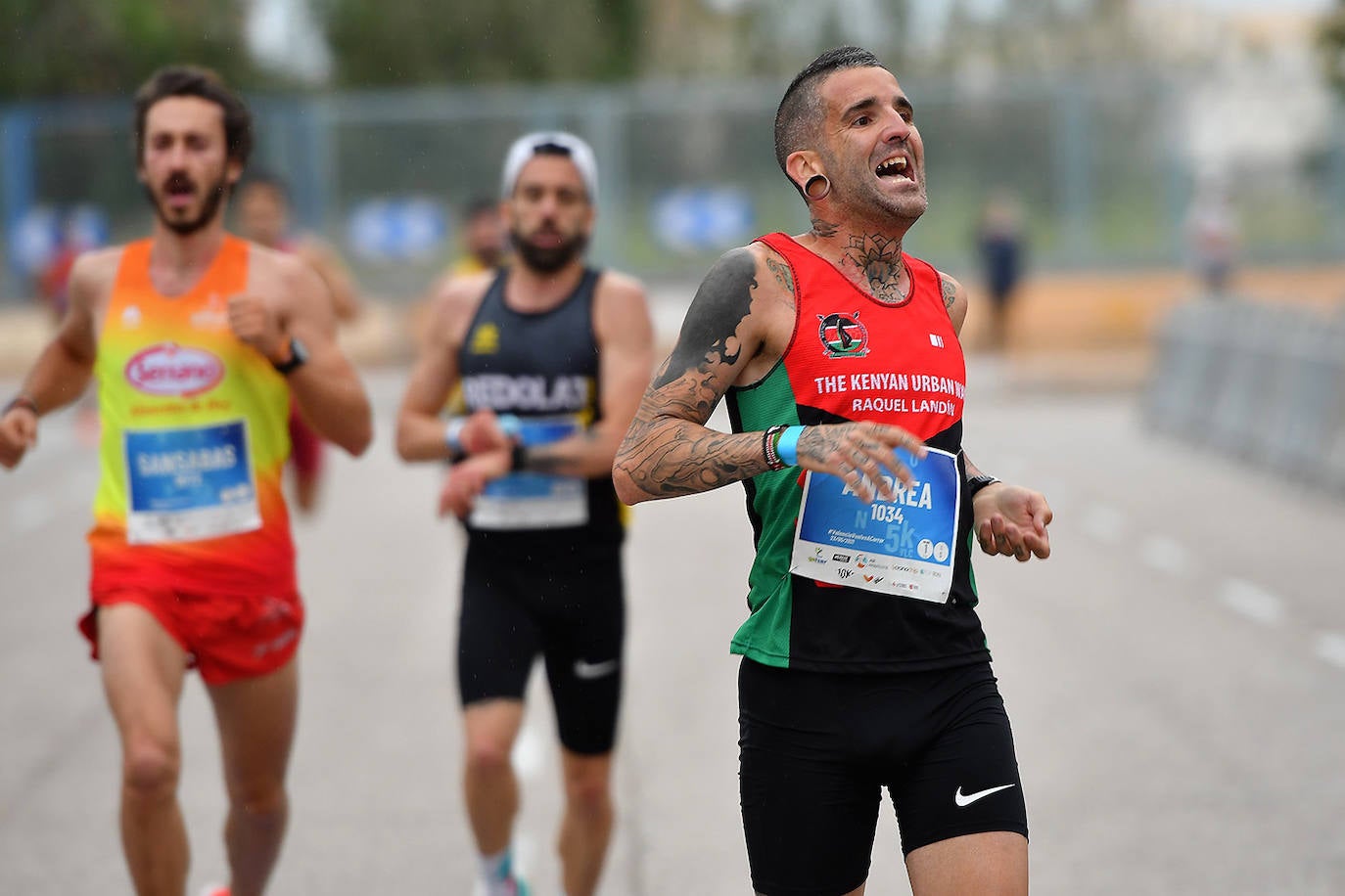 Bajo el lema 'Valencia vuelve a correr', los participantes de la 5K han salido a recorrer la ciudad de Valencia al ritmo de sus zancadas. La ciudad ha acogido la segunda carrera popular tras más de un año de parón por el coronavirus y los corredores se han lanzado a las calles con ganas e ilusión.