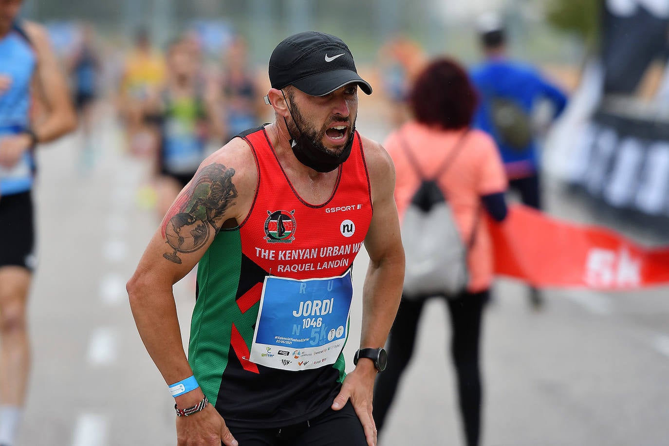 Bajo el lema 'Valencia vuelve a correr', los participantes de la 5K han salido a recorrer la ciudad de Valencia al ritmo de sus zancadas. La ciudad ha acogido la segunda carrera popular tras más de un año de parón por el coronavirus y los corredores se han lanzado a las calles con ganas e ilusión.