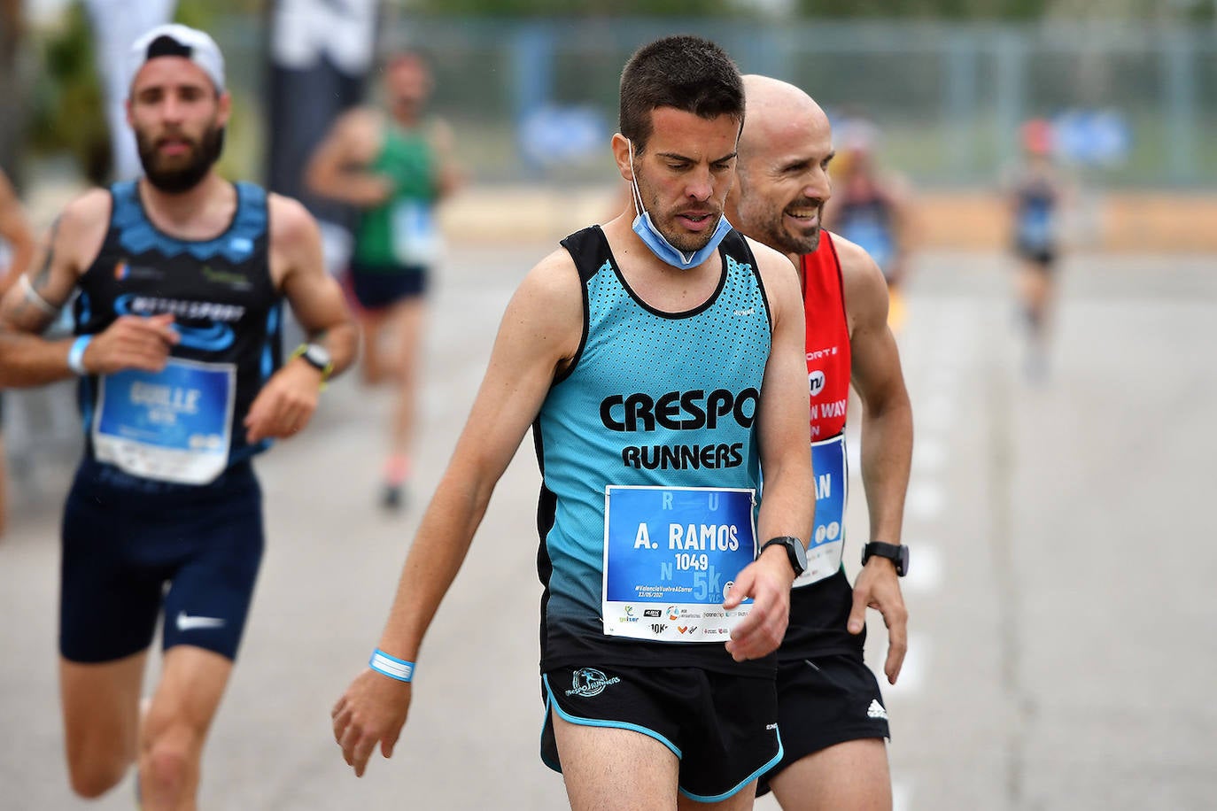 Bajo el lema 'Valencia vuelve a correr', los participantes de la 5K han salido a recorrer la ciudad de Valencia al ritmo de sus zancadas. La ciudad ha acogido la segunda carrera popular tras más de un año de parón por el coronavirus y los corredores se han lanzado a las calles con ganas e ilusión.