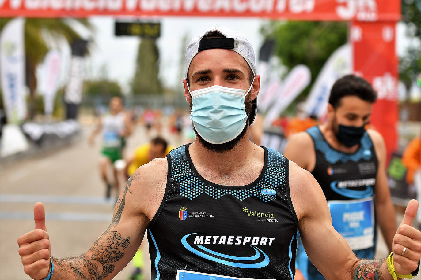 Bajo el lema 'Valencia vuelve a correr', los participantes de la 5K han salido a recorrer la ciudad de Valencia al ritmo de sus zancadas. La ciudad ha acogido la segunda carrera popular tras más de un año de parón por el coronavirus y los corredores se han lanzado a las calles con ganas e ilusión.