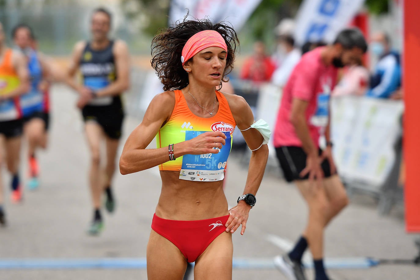 Bajo el lema 'Valencia vuelve a correr', los participantes de la 5K han salido a recorrer la ciudad de Valencia al ritmo de sus zancadas. La ciudad ha acogido la segunda carrera popular tras más de un año de parón por el coronavirus y los corredores se han lanzado a las calles con ganas e ilusión.