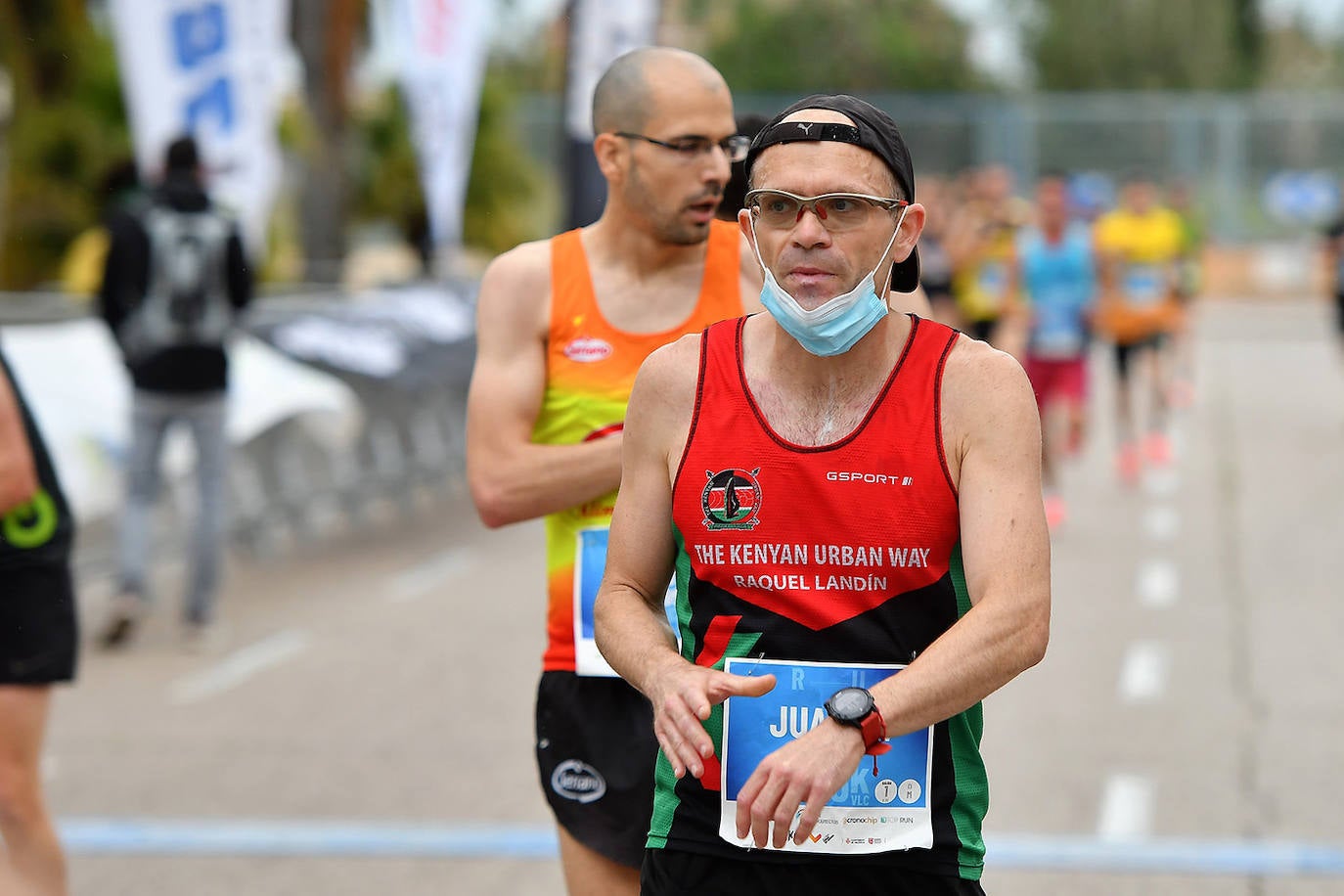 Bajo el lema 'Valencia vuelve a correr', los participantes de la 5K han salido a recorrer la ciudad de Valencia al ritmo de sus zancadas. La ciudad ha acogido la segunda carrera popular tras más de un año de parón por el coronavirus y los corredores se han lanzado a las calles con ganas e ilusión.