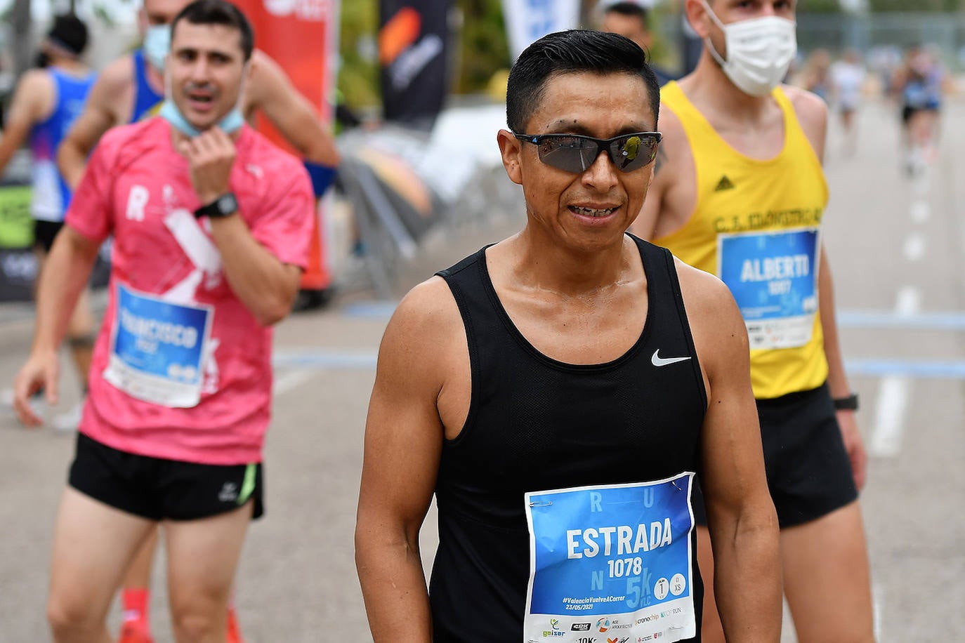 Bajo el lema 'Valencia vuelve a correr', los participantes de la 5K han salido a recorrer la ciudad de Valencia al ritmo de sus zancadas. La ciudad ha acogido la segunda carrera popular tras más de un año de parón por el coronavirus y los corredores se han lanzado a las calles con ganas e ilusión.