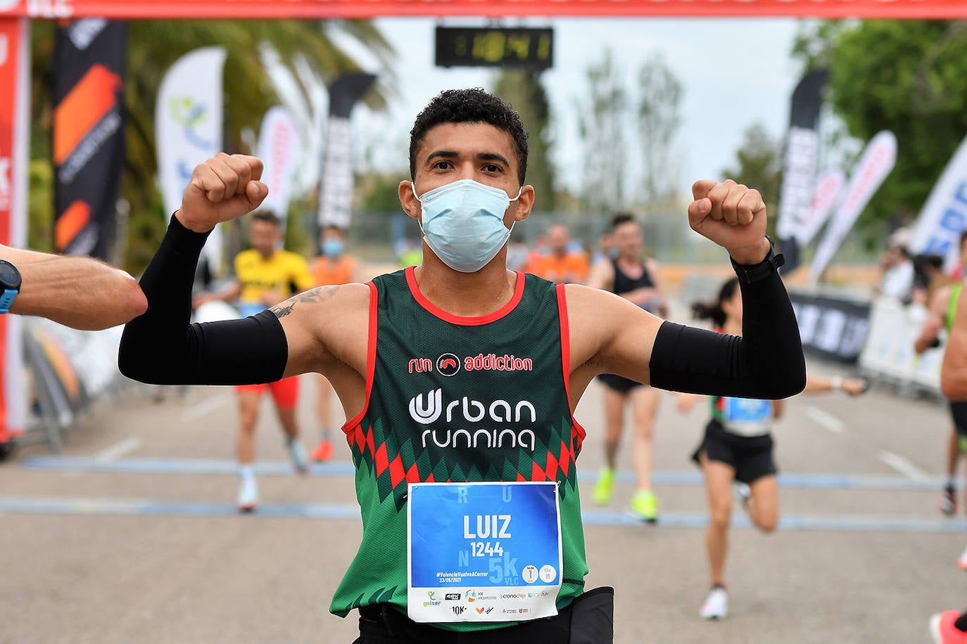 Bajo el lema 'Valencia vuelve a correr', los participantes de la 5K han salido a recorrer la ciudad de Valencia al ritmo de sus zancadas. La ciudad ha acogido la segunda carrera popular tras más de un año de parón por el coronavirus y los corredores se han lanzado a las calles con ganas e ilusión.