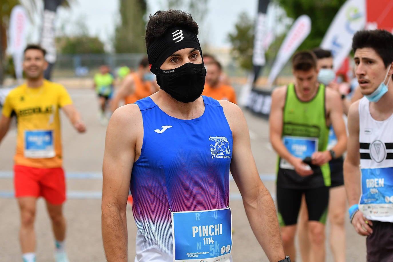 Bajo el lema 'Valencia vuelve a correr', los participantes de la 5K han salido a recorrer la ciudad de Valencia al ritmo de sus zancadas. La ciudad ha acogido la segunda carrera popular tras más de un año de parón por el coronavirus y los corredores se han lanzado a las calles con ganas e ilusión.