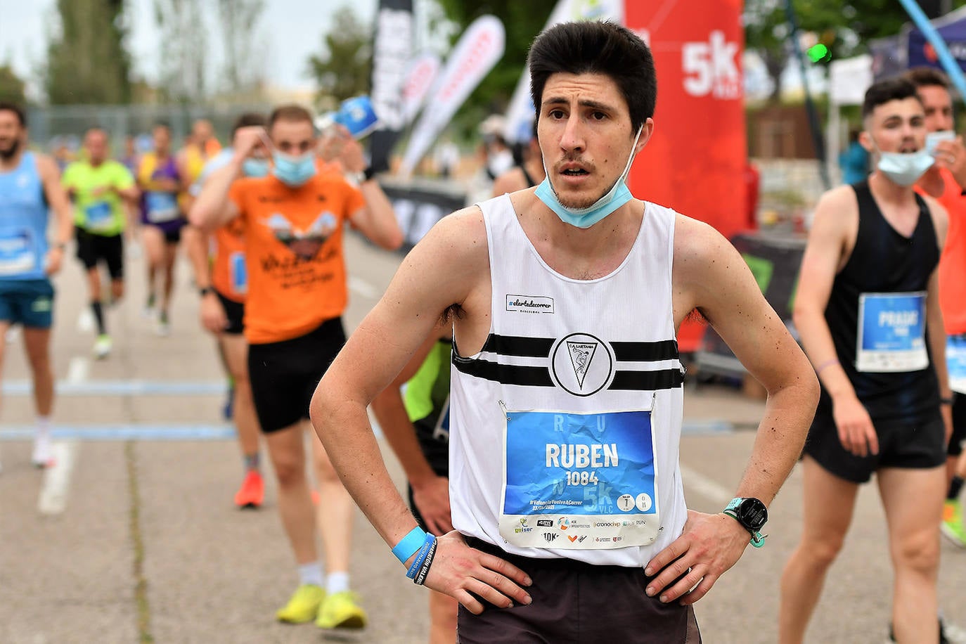 Bajo el lema 'Valencia vuelve a correr', los participantes de la 5K han salido a recorrer la ciudad de Valencia al ritmo de sus zancadas. La ciudad ha acogido la segunda carrera popular tras más de un año de parón por el coronavirus y los corredores se han lanzado a las calles con ganas e ilusión.