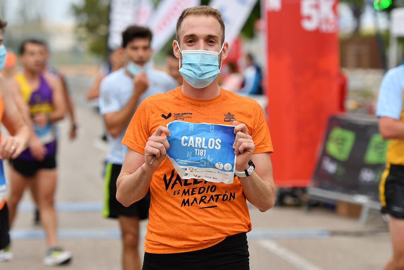 Bajo el lema 'Valencia vuelve a correr', los participantes de la 5K han salido a recorrer la ciudad de Valencia al ritmo de sus zancadas. La ciudad ha acogido la segunda carrera popular tras más de un año de parón por el coronavirus y los corredores se han lanzado a las calles con ganas e ilusión.