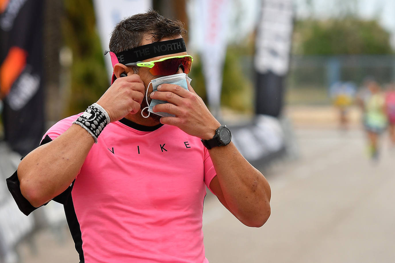 Bajo el lema 'Valencia vuelve a correr', los participantes de la 5K han salido a recorrer la ciudad de Valencia al ritmo de sus zancadas. La ciudad ha acogido la segunda carrera popular tras más de un año de parón por el coronavirus y los corredores se han lanzado a las calles con ganas e ilusión.