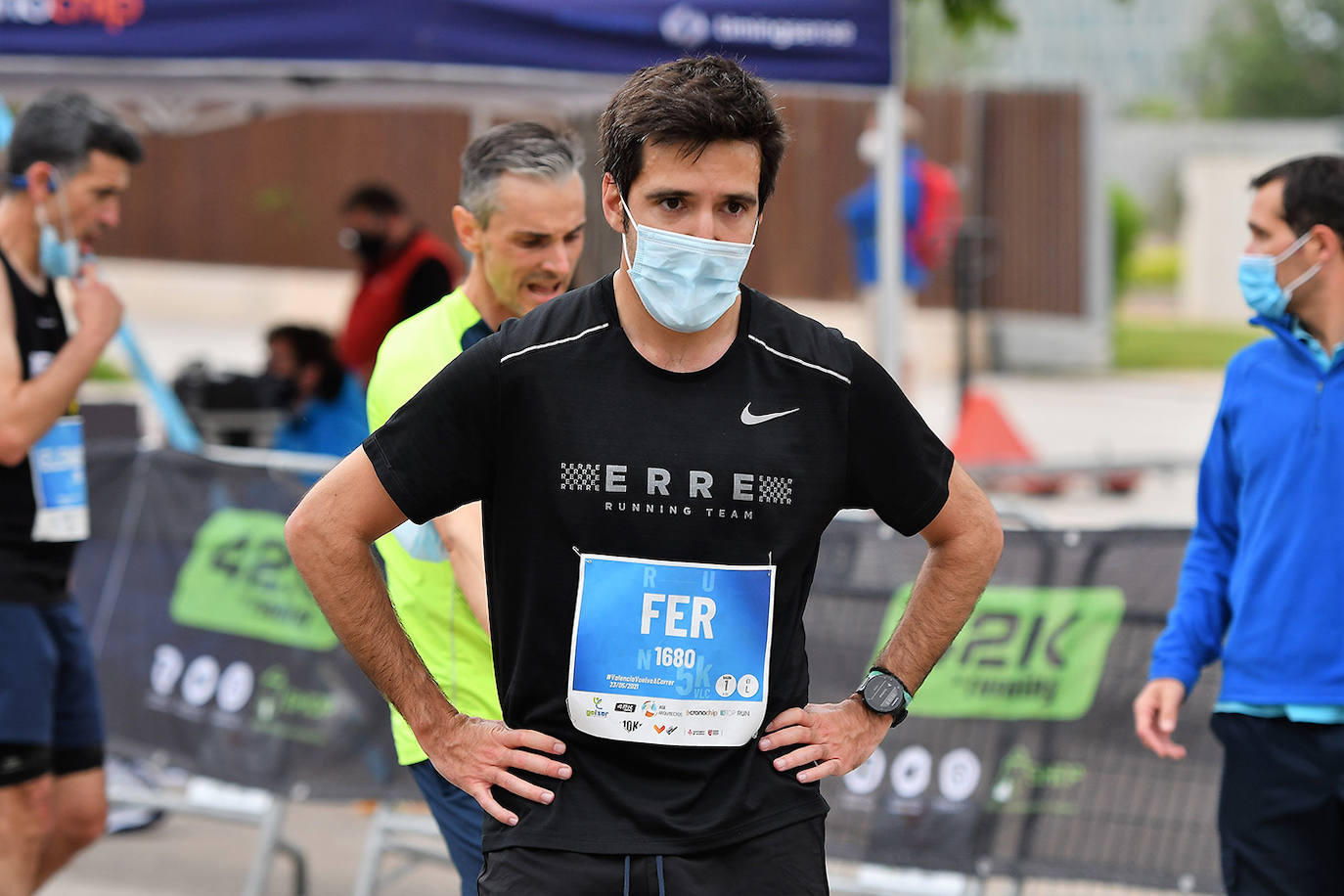 Bajo el lema 'Valencia vuelve a correr', los participantes de la 5K han salido a recorrer la ciudad de Valencia al ritmo de sus zancadas. La ciudad ha acogido la segunda carrera popular tras más de un año de parón por el coronavirus y los corredores se han lanzado a las calles con ganas e ilusión.