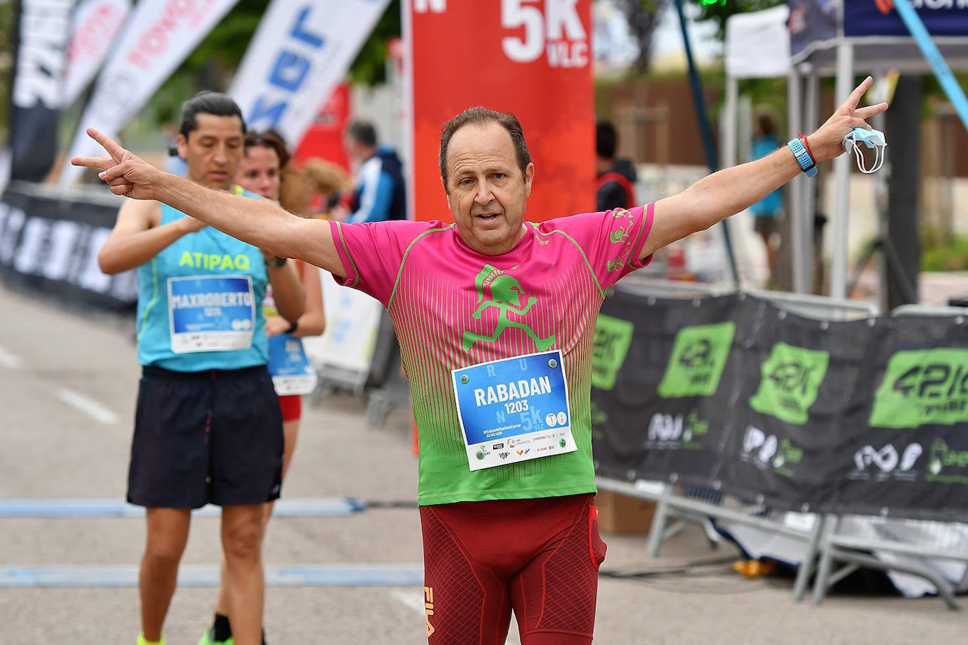 Bajo el lema 'Valencia vuelve a correr', los participantes de la 5K han salido a recorrer la ciudad de Valencia al ritmo de sus zancadas. La ciudad ha acogido la segunda carrera popular tras más de un año de parón por el coronavirus y los corredores se han lanzado a las calles con ganas e ilusión.